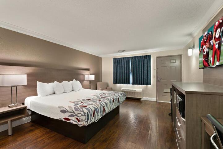 1 King Bed (1 of 19)