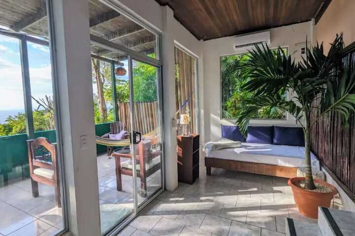 Iwa Żaru panoramic sea view property in Quepos
