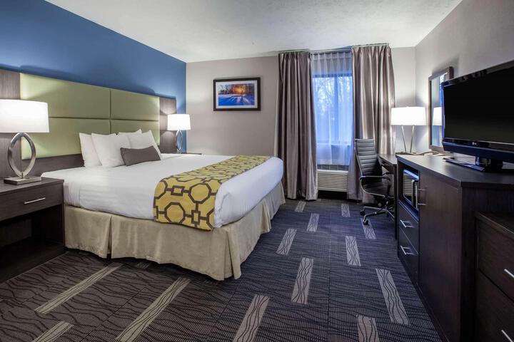1 King Bed (2 of 18)
