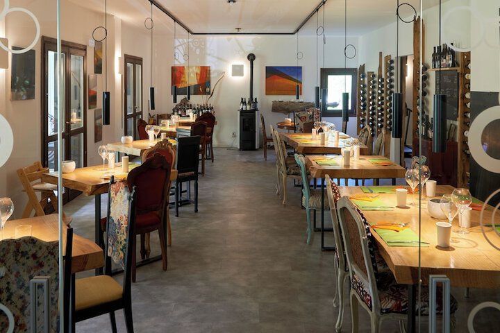 Dining 7 of 16