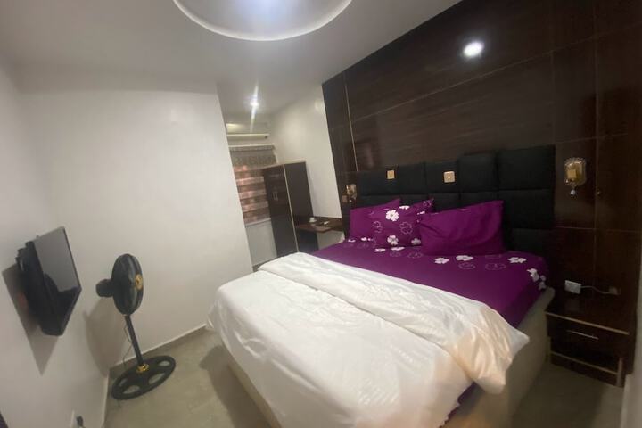 Room 5 of 8