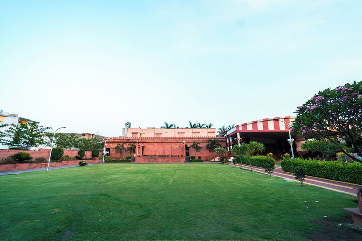 Hotel Exterior 75 of 82