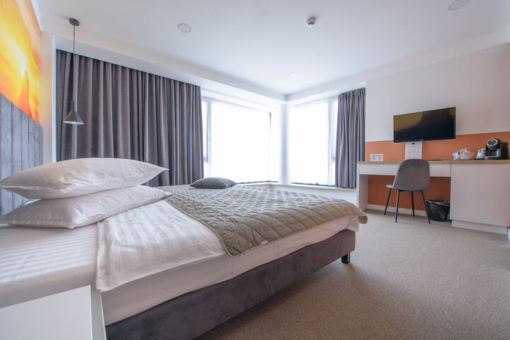 Room 4 of 28