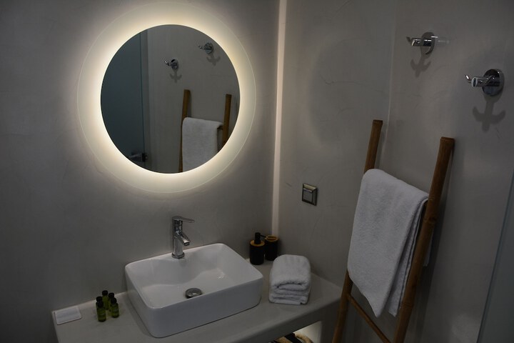 Room 6 of 18
