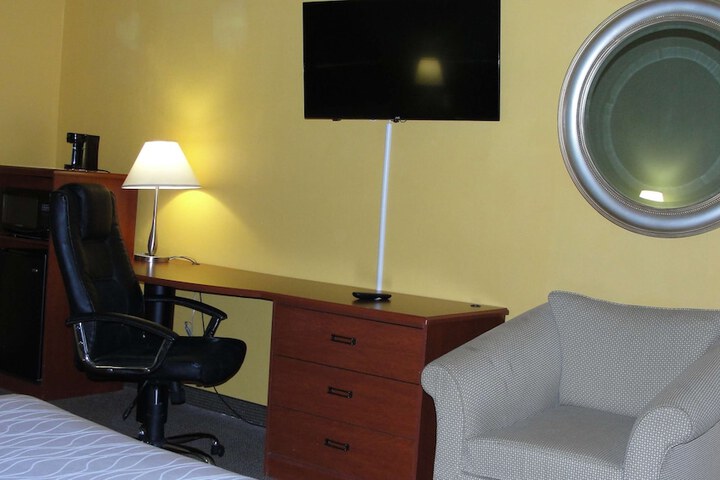 1 King Bed Microwave and Refrigerator WiFi Continental Breakfast (12 of 19)