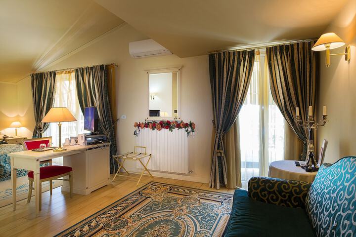Room 25 of 99