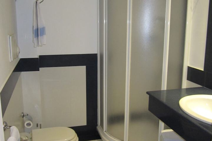 Room 32 of 62