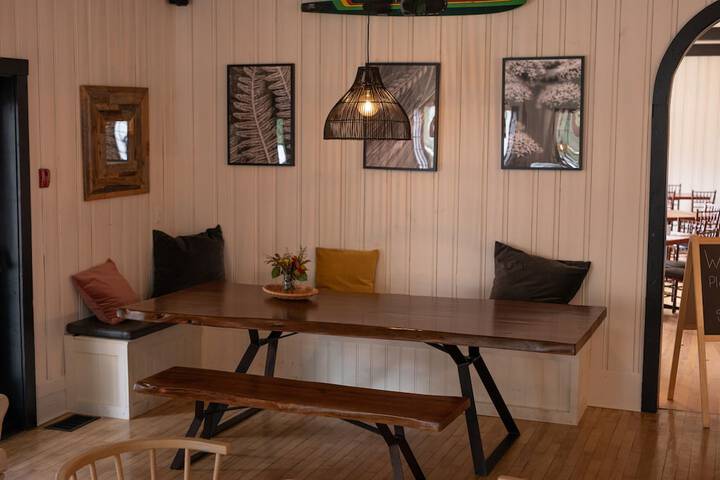 Lounge 80 of 140