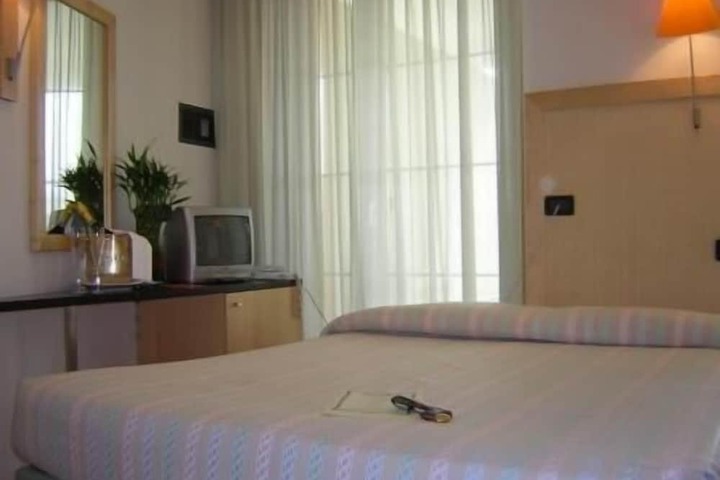 Room 6 of 34
