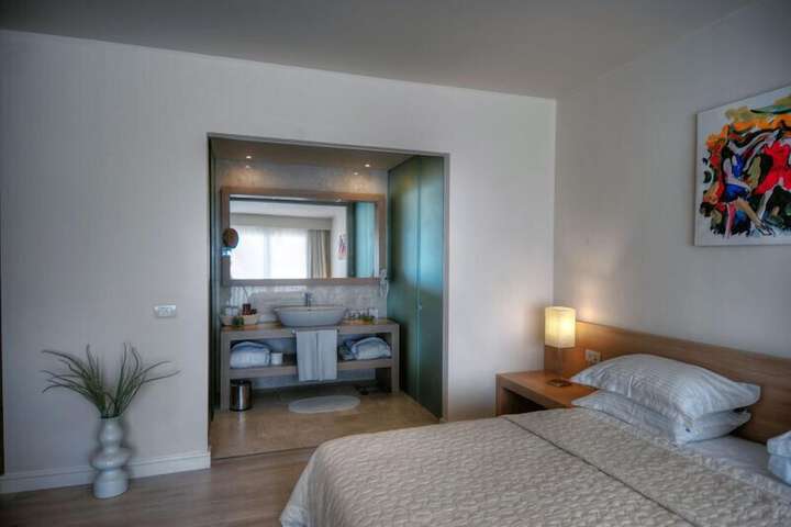 Room 6 of 32