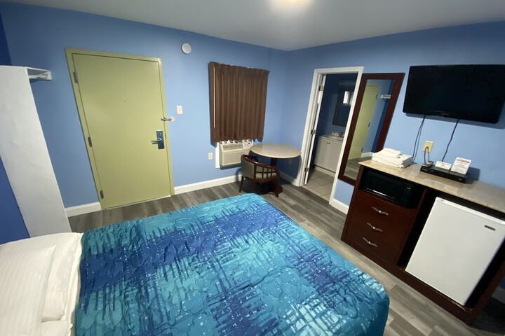 1 Queen Bed (50 of 69)