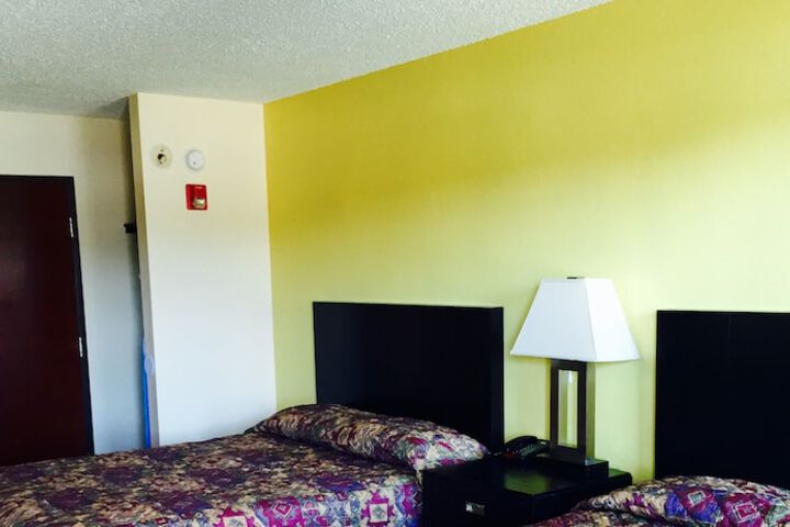 Room 6 of 12