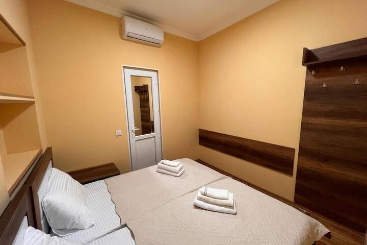 Room 4 of 9