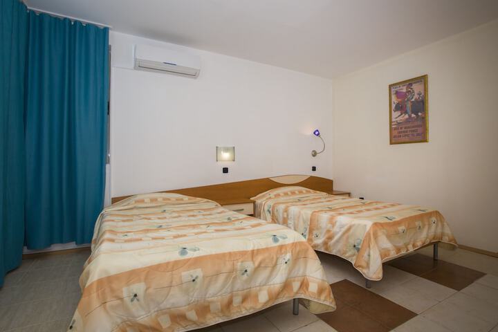 Room 7 of 91