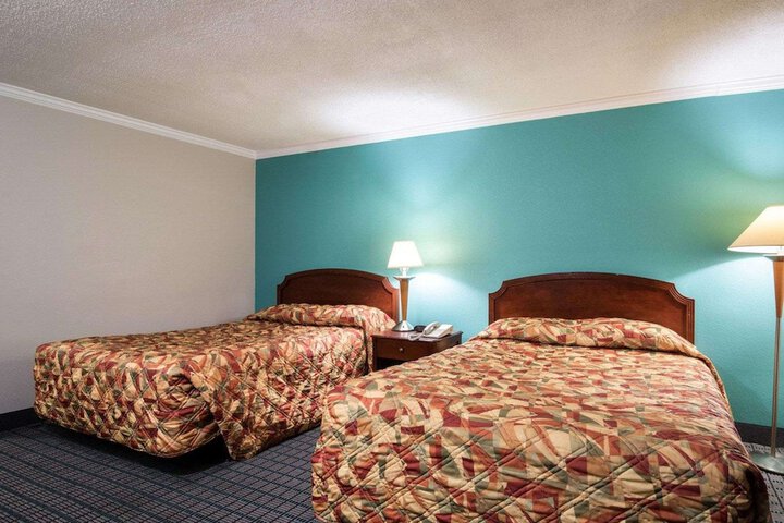 Room 10 of 32