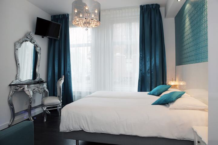 Room 2 of 27