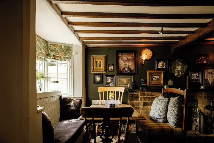 Lounge 28 of 34