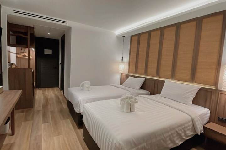 Room 6 of 13