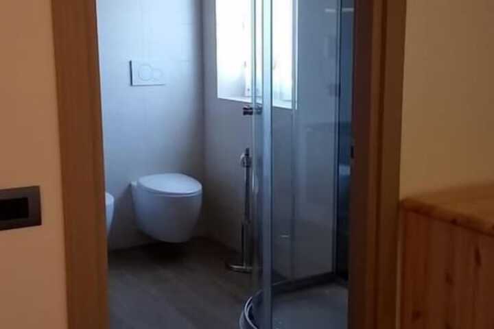 Room 17 of 33