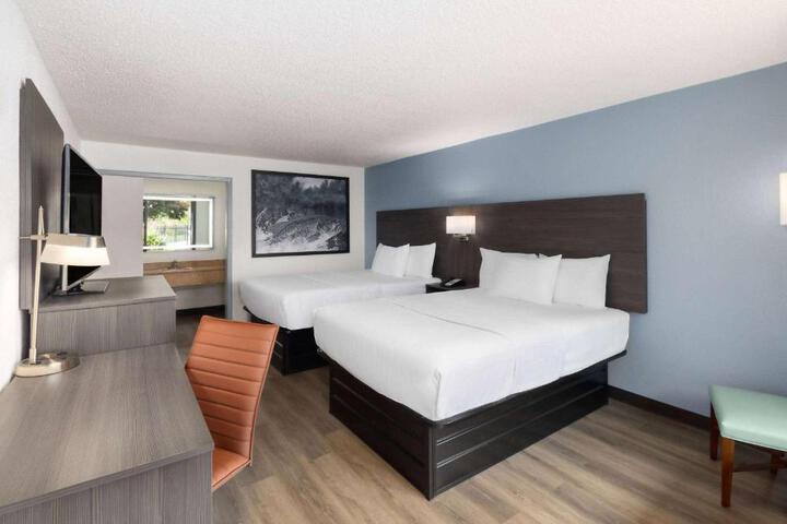 2 Queen Beds (7 of 7)