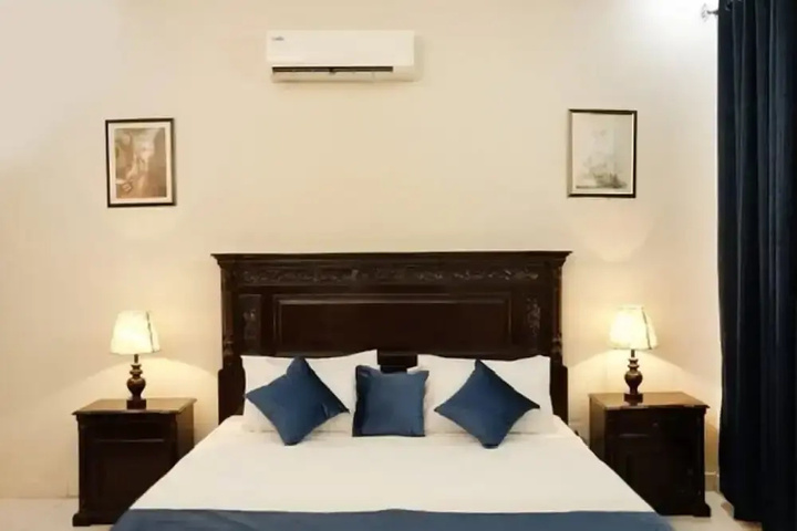 Room 5 of 9