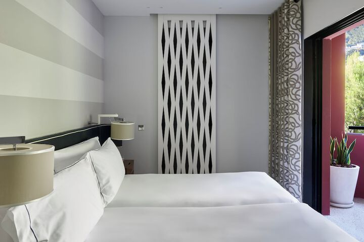 Room 11 of 48
