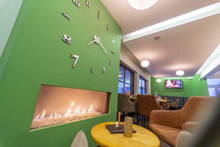 Lounge 47 of 61