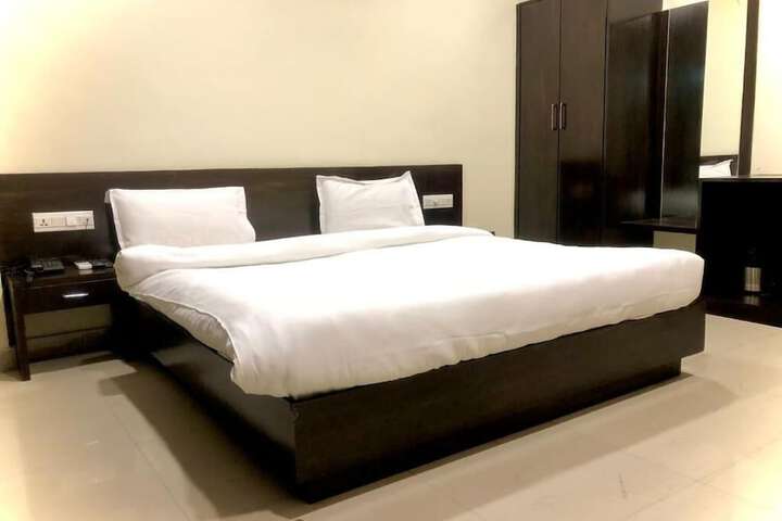 Room 9 of 37