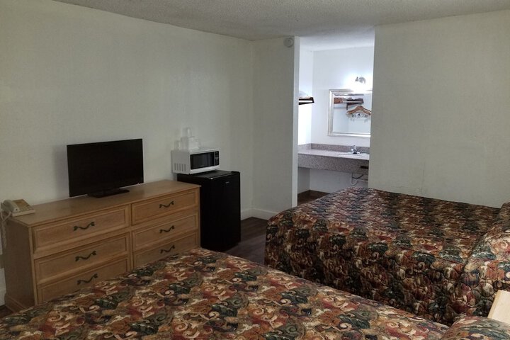 2 Queen Beds (10 of 13)