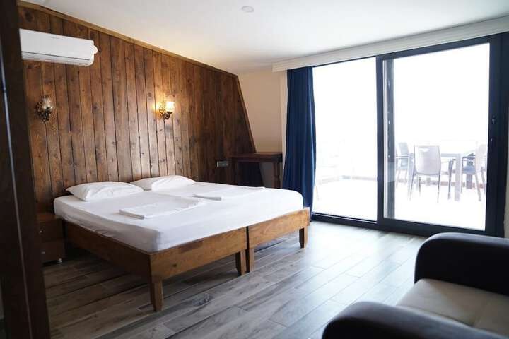 Room 10 of 33