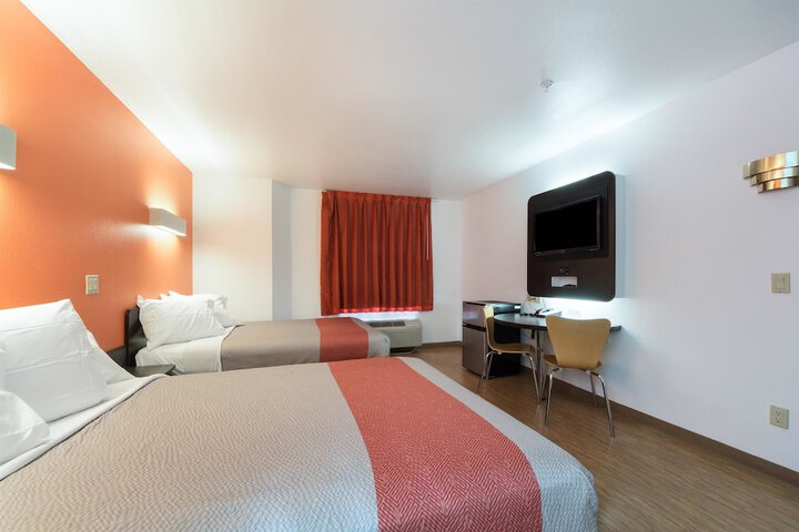 Double Bed Accessible (7 of 10)