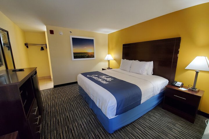 1 King Bed (6 of 14)