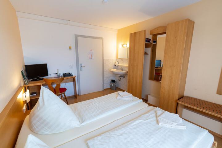 Room 4 of 36