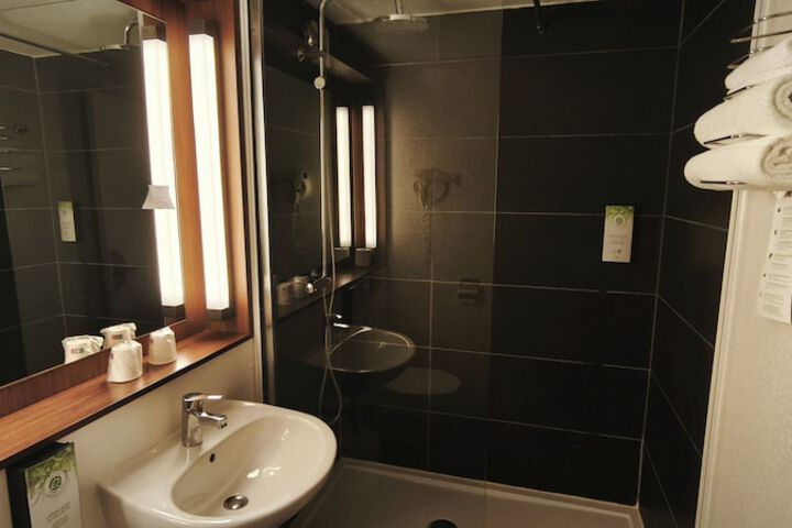 Room 28 of 61