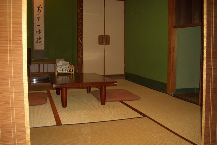 Room 12 of 32