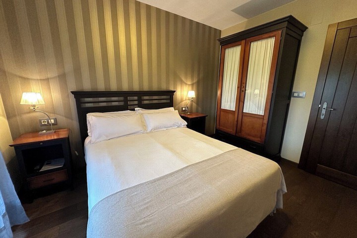 Room 6 of 77