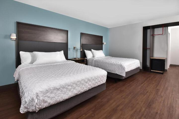 2 Queen Beds (6 of 8)