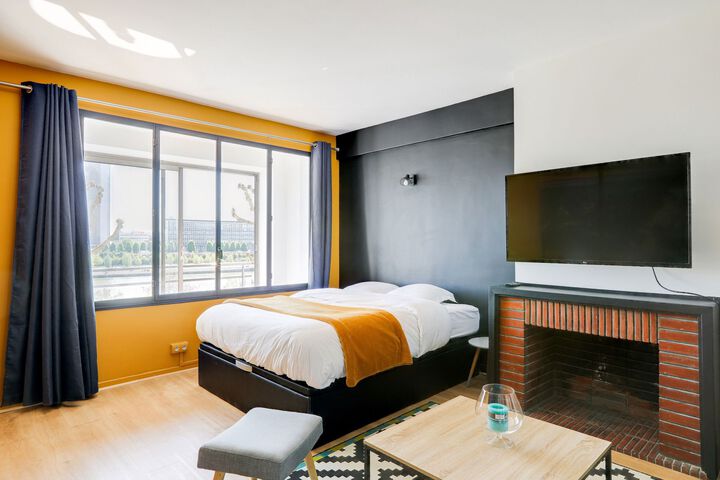 Lounge 6 of 17