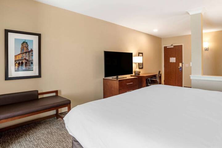 1 King Bed (24 of 26)