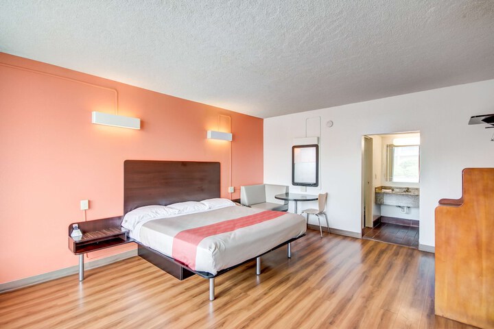 Room 11 of 29