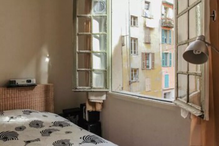 Room 11 of 11