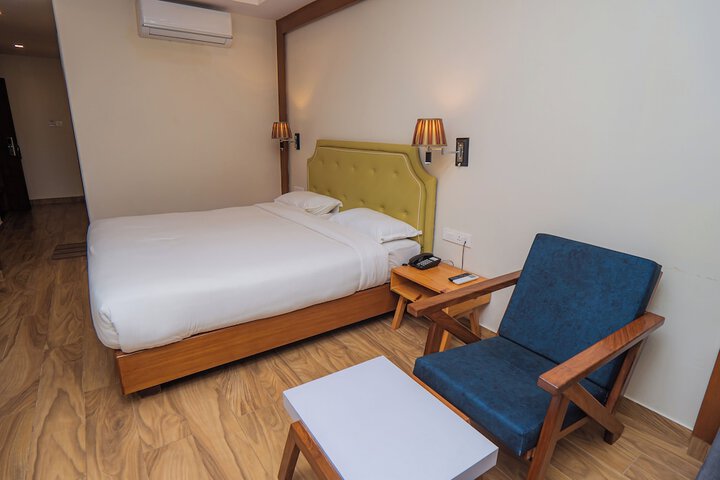 Room 33 of 100