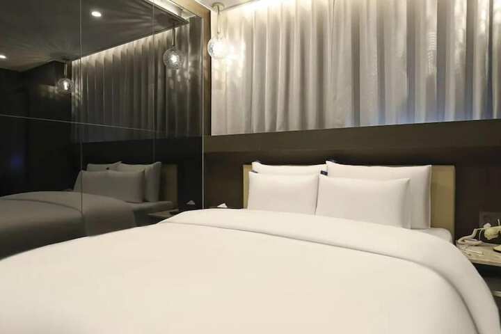 Room 28 of 109