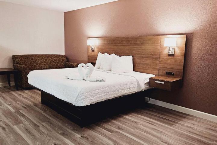 1 King Bed Microwave and Refrigerator Full Breakfast (8 of 13)