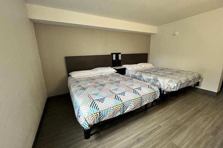 1 Queen Bed (10 of 19)