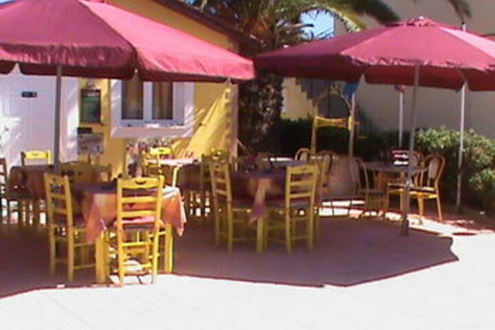 Lounge 13 of 49