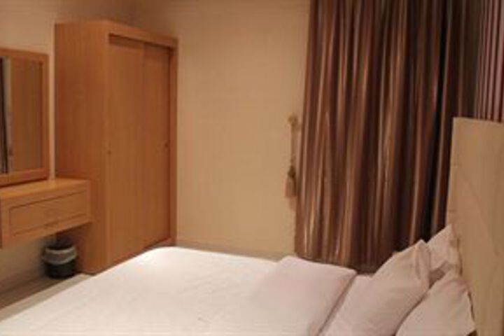 Room 5 of 16