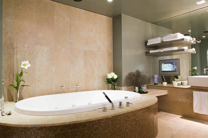 Room 42 of 215