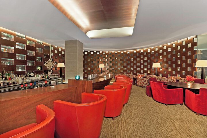 Lounge 127 of 156
