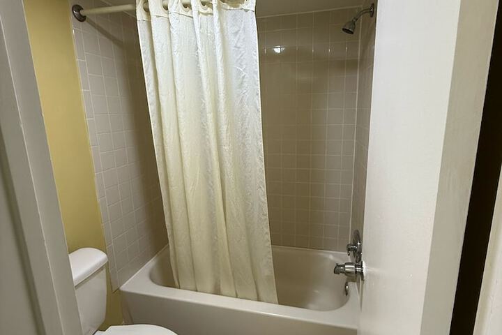 Standard Single Room 1 King Bed (2 of 18)